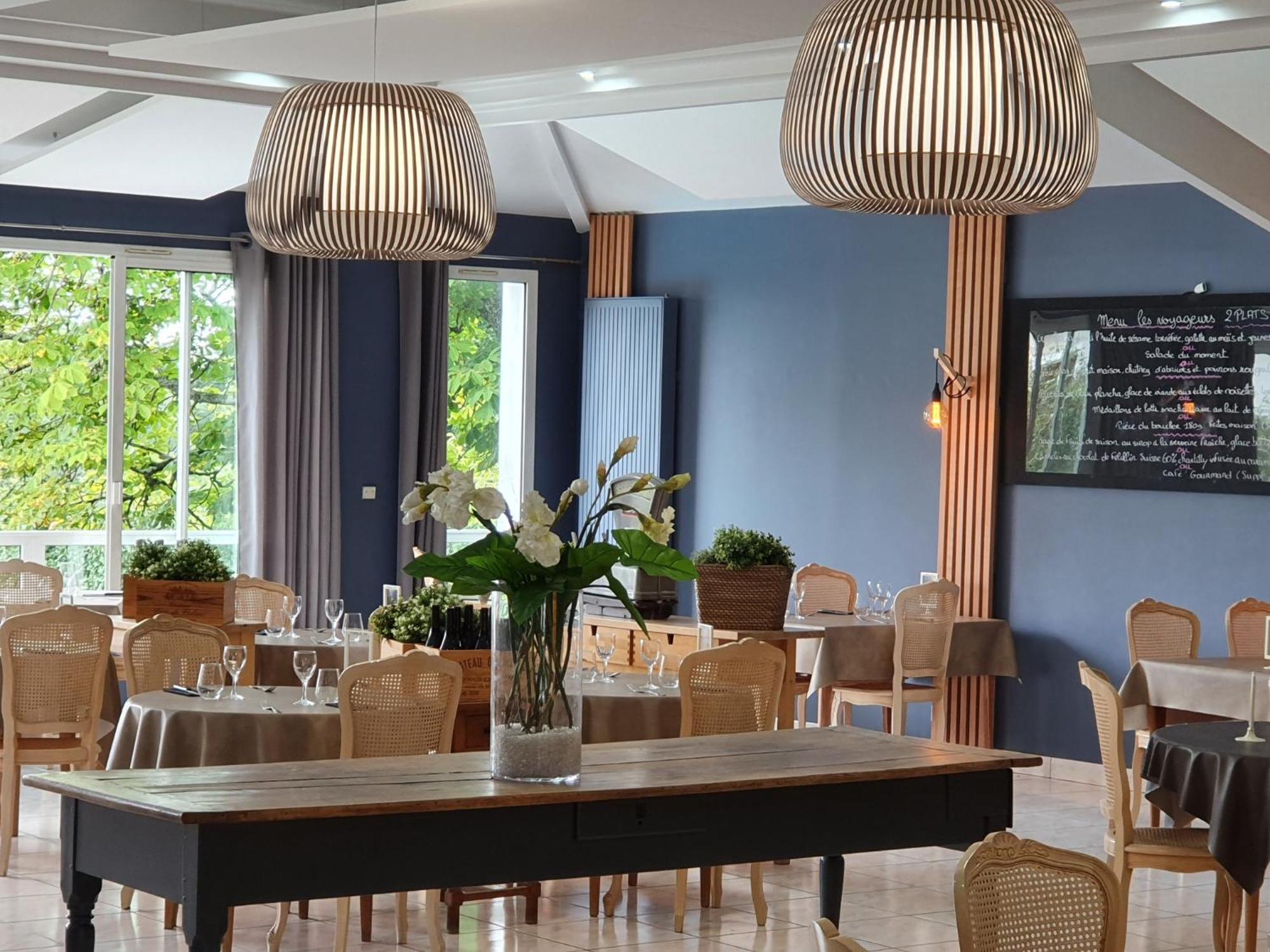 Hotel Restaurant Les Voyageurs 蒙泰居 外观 照片