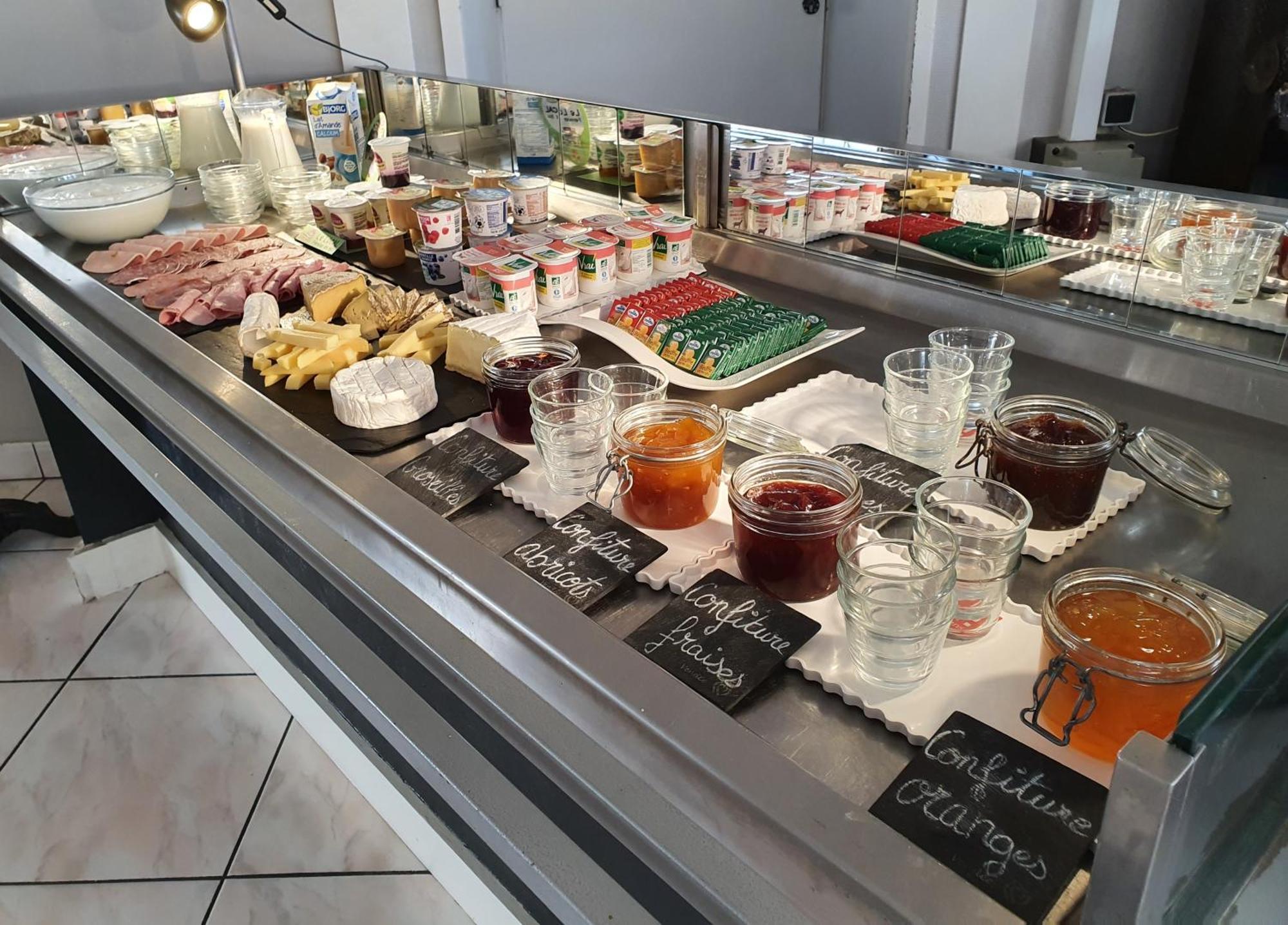 Hotel Restaurant Les Voyageurs 蒙泰居 外观 照片